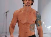 Na passarela, Rodrigo desfilou com diferentes modelos de sunga e canga