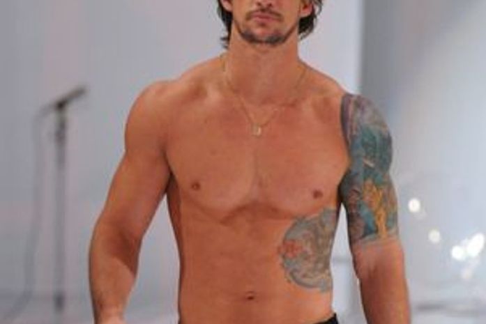 Na passarela, Rodrigo desfilou com diferentes modelos de sunga e canga