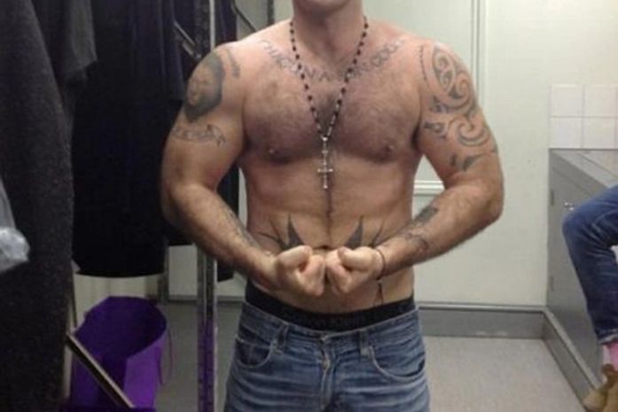 Bombado, Robbie Williams posa sem camisa e mostra músculos