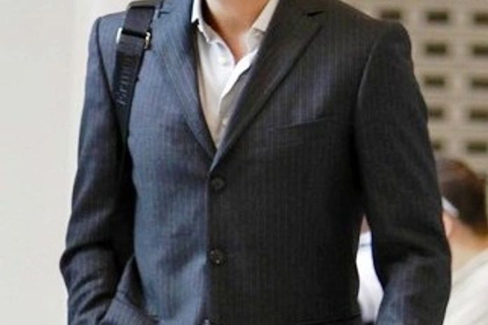 Rodrigo Santoro exibe look elegante e visual novo no aeroporto do Rio