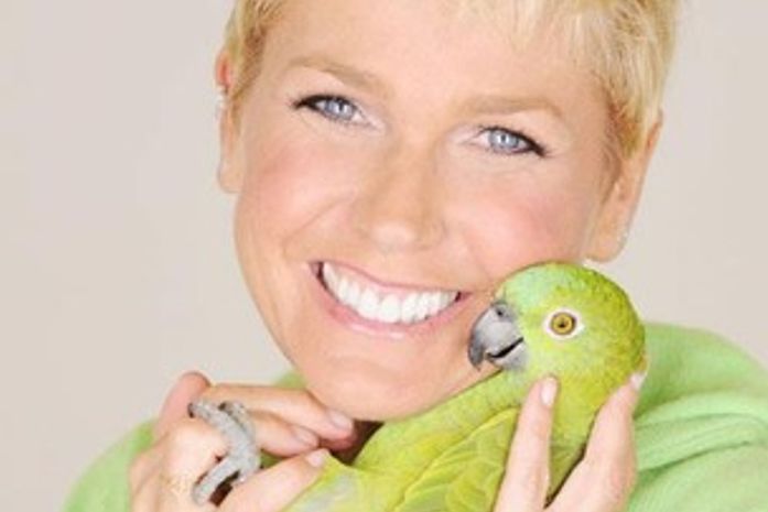 Xuxa lamenta morte de seu papagaio: 'Hoje ele voou pro céu'