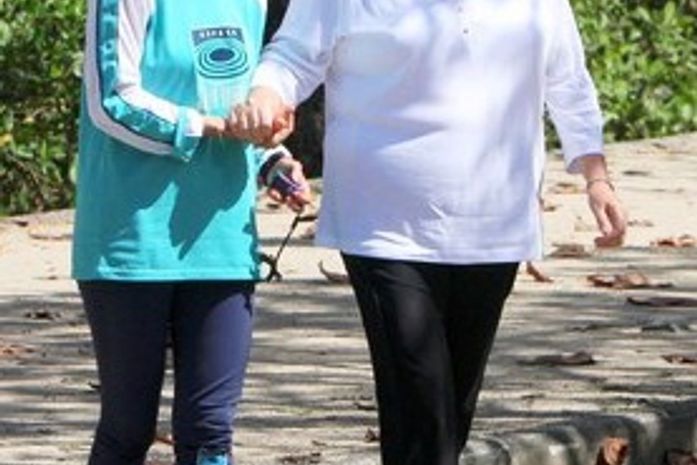 A atriz Claudia Jimenez passeia pela primeira vez desde cirurgia