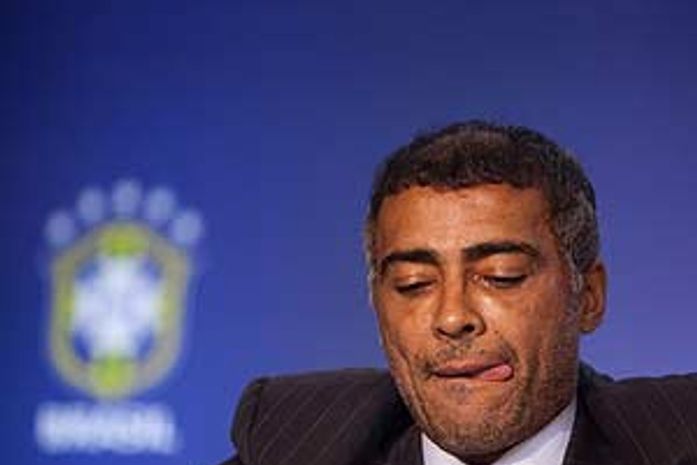 Justiça determina penhora de 3 jogadores do Vasco para pagar Romário