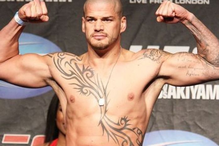 Ex-lutador do UFC desarma homem com faca e impede assalto nos EUA