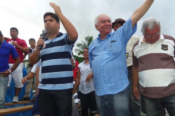 O vice candidato a prefeito de Maragogi, Pipo falando ao lado do Fernando Sergio Lira(camisa azul)