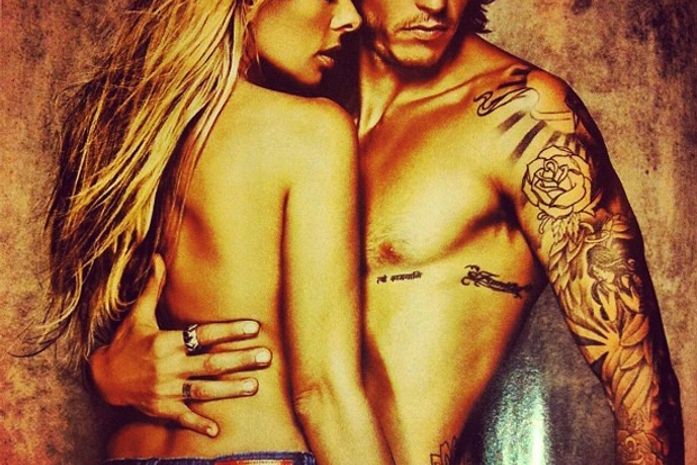 Galisteu posa sem blusa para nova campanha da grife do marido