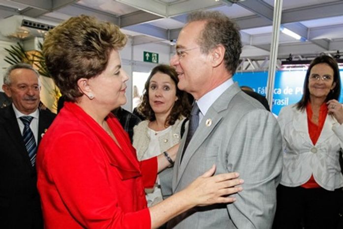 Presidente Dilma conversa reservadamente com Renan antes da solenidade de inauguração