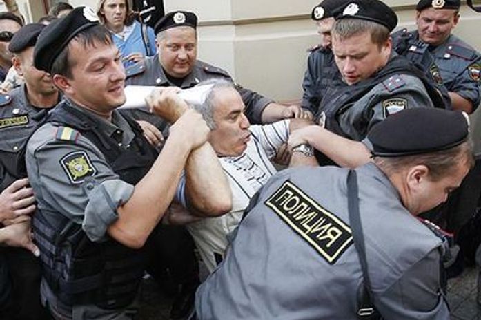 Polícia russa detém enxadrista Garry Kasparov