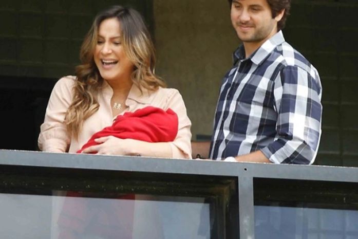 Claudia Leitte é fotografada em varanda antes de deixar maternidade