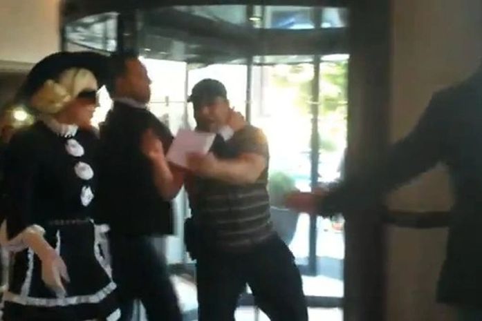 Fã tenta pedir autógrafo e é agredido por segurança de Lady Gaga