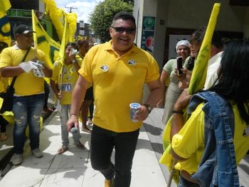 Alves Correia com sua locomotiva amarela