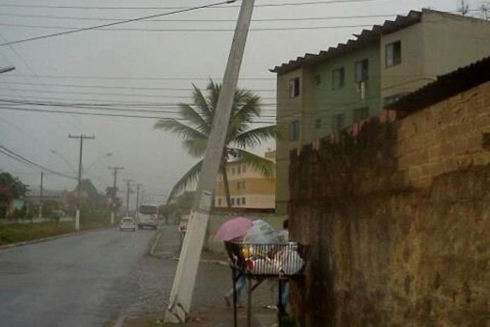 Poste inclinado no José Tenório