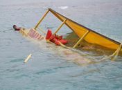 Fortes ventos viram barco de passageiros na Praia do Francês