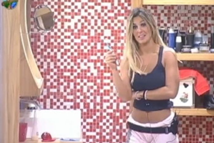 "Só o seu bumbum deve pesar 8 kg!", dispara Robertha para Viviane Araujo