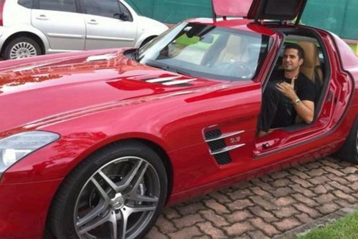 Latino diz que não é fiel. "Até uma ferrari na garagem, um dia vira um fusca"