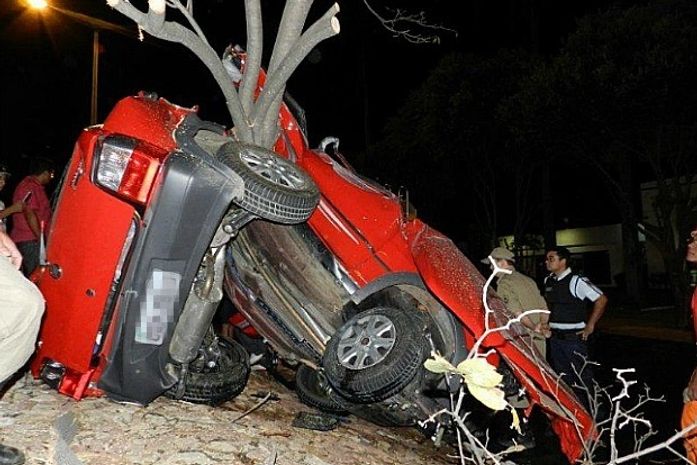 Carro parte ao meio em acidente no CE e jovem sofre apenas arranhões