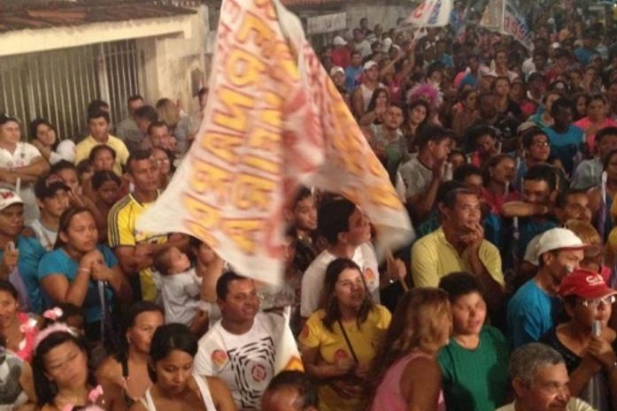 população parou para ouvir os discursos dos convidados e candidatos