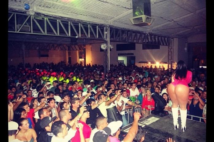 Mulher Melancia coloca irmão para exibir o tanquinho em Maceió