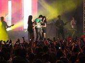 Luan Santana levanta a camisa em show e leva fãs à loucura