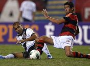 Vagner Love decide, Flamengo vence e frustra retornos vascaínos