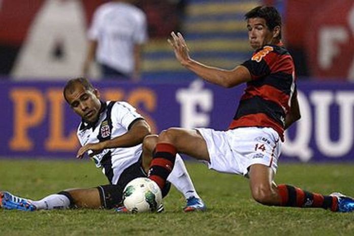 Vagner Love decide, Flamengo vence e frustra retornos vascaínos