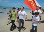 Alexandre Fleming na caminhada na praia da Pajuçra