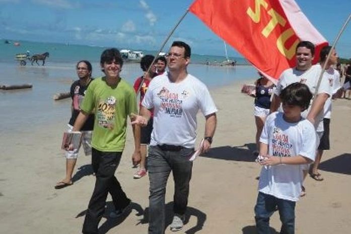 Alexandre Fleming na caminhada na praia da Pajuçra