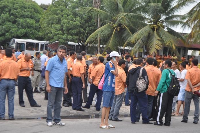 Rodoviários se aglomeravam na porta da empresa