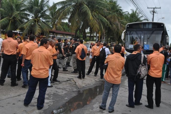 Rodoviários se aglomeravam na porta da empresa