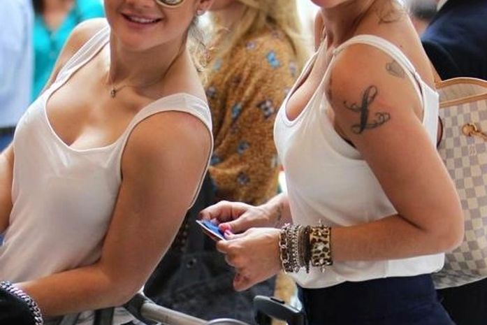 Com roupas comportadas, Mirella e Piu Piu posam para foto em aeroporto