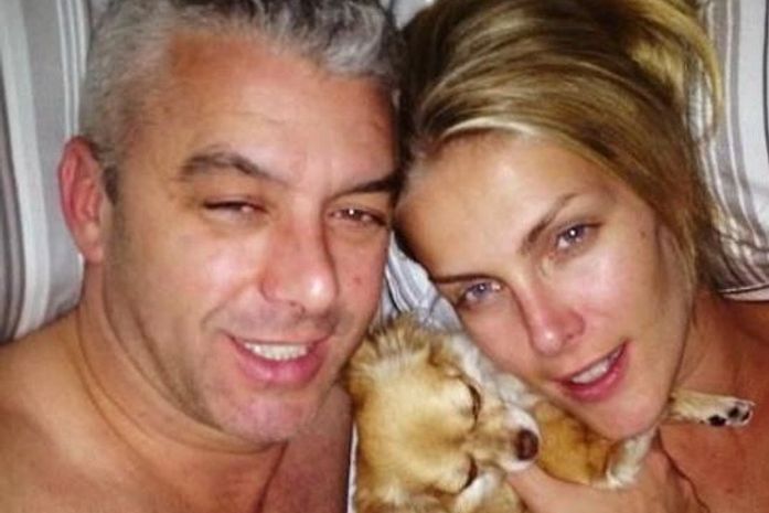 Sem maquiagem, Ana Hickmann posta foto na cama com o marido