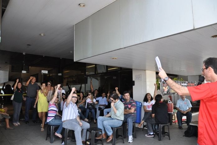 Servidores decidiram pela greve