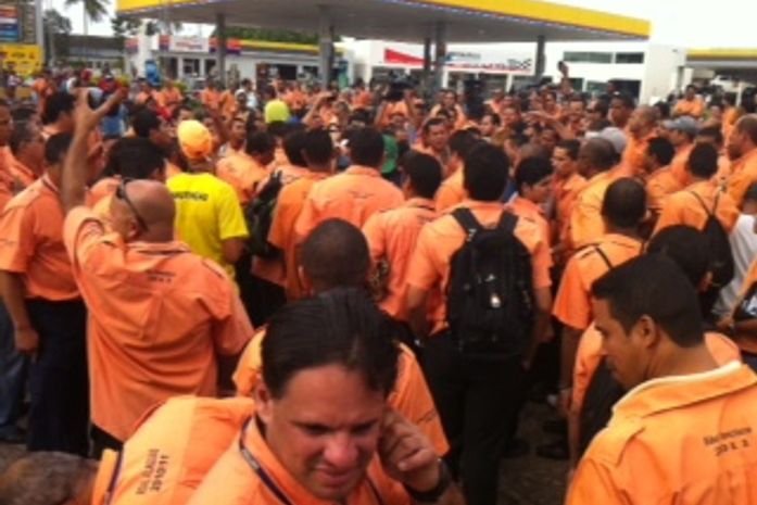 Rodoviários param 100% da frota e população fica sem transporte