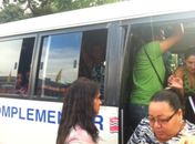 População precisa de espremer nas vans para não perder o trabalho