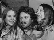 O músico Scott McKenzie entre Michele Gillian e Cass
Elliott, integrantes do The Mamas and the Papas
