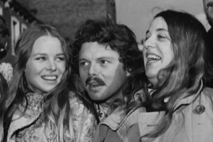 O músico Scott McKenzie entre Michele Gillian e Cass
Elliott, integrantes do The Mamas and the Papas
