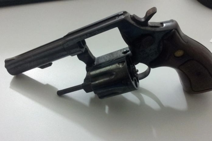 Revólver apreendido com o acusado