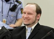 O terrorista de extrema-direita Anders Breivik sorri durante seu julgamento em 21 de junho em Oslo 