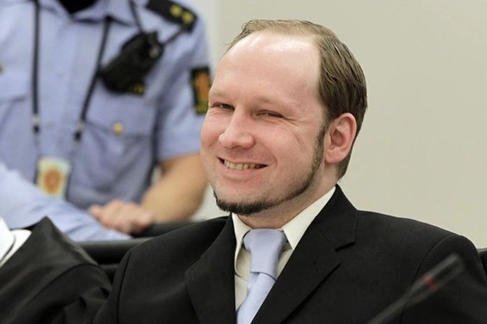 O terrorista de extrema-direita Anders Breivik sorri durante seu julgamento em 21 de junho em Oslo 