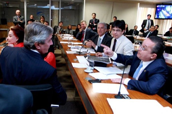 Tanues com dedo na cara de Collor