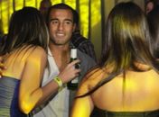 Lucas dá festa 'a la Neymar' com periguetes e chora em clima de despedida