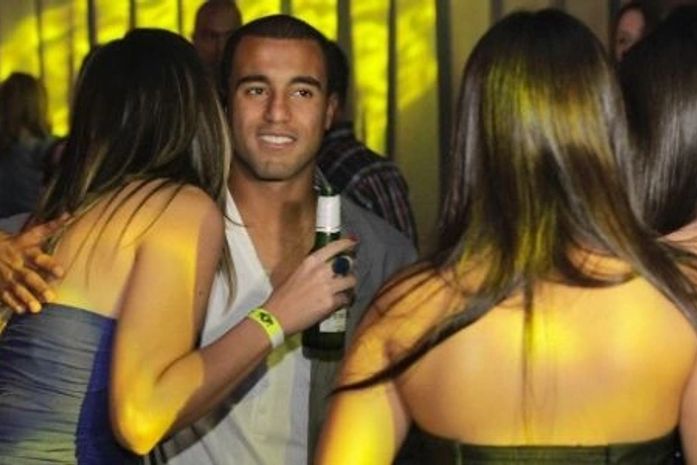 Lucas dá festa 'a la Neymar' com periguetes e chora em clima de despedida