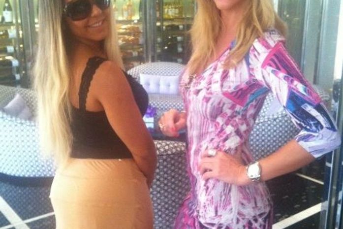 Na imagem, a funkeira aparece usando saia comprida e uma blusa comportada.