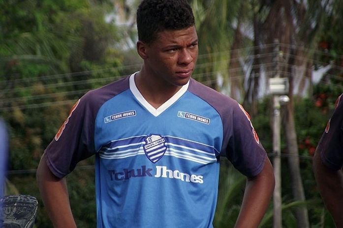 Jovem atacante Robério