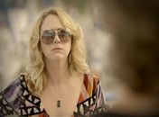 Ivana descobre que Max tem uma lancha e acredita em traição
