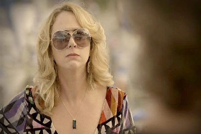 Ivana descobre que Max tem uma lancha e acredita em traição