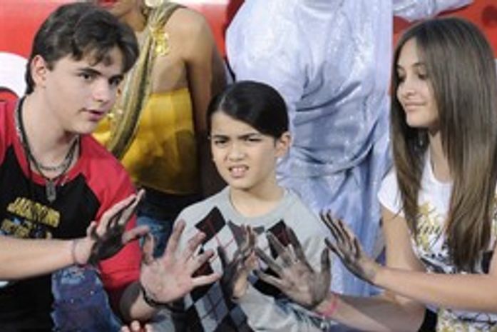 Filhos de Michael Jackson em homenagem ao pai