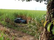 Veículo capotou e foi parar fora da rodovia no interior