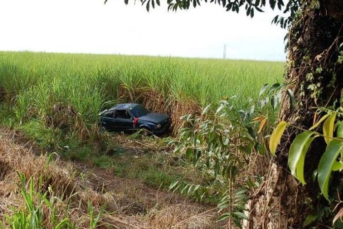 Veículo capotou e foi parar fora da rodovia no interior