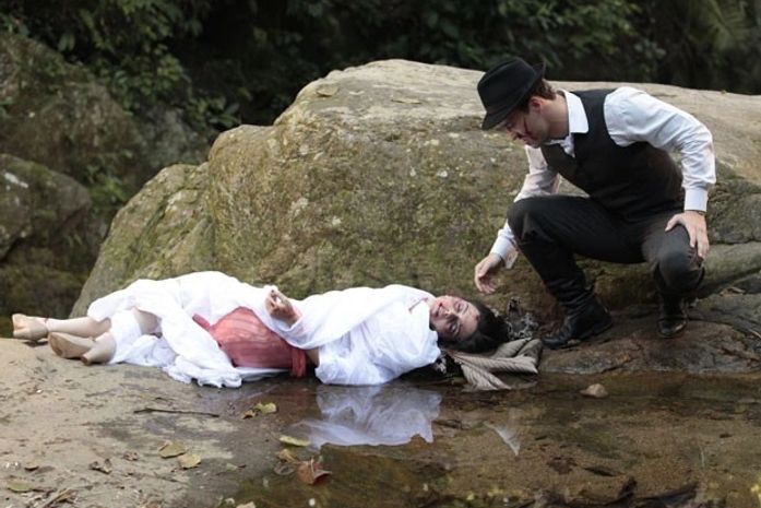 Berto observa Lindinalva, que está desacordada à beira do rio (Foto: Gabriela / Tv Globo)